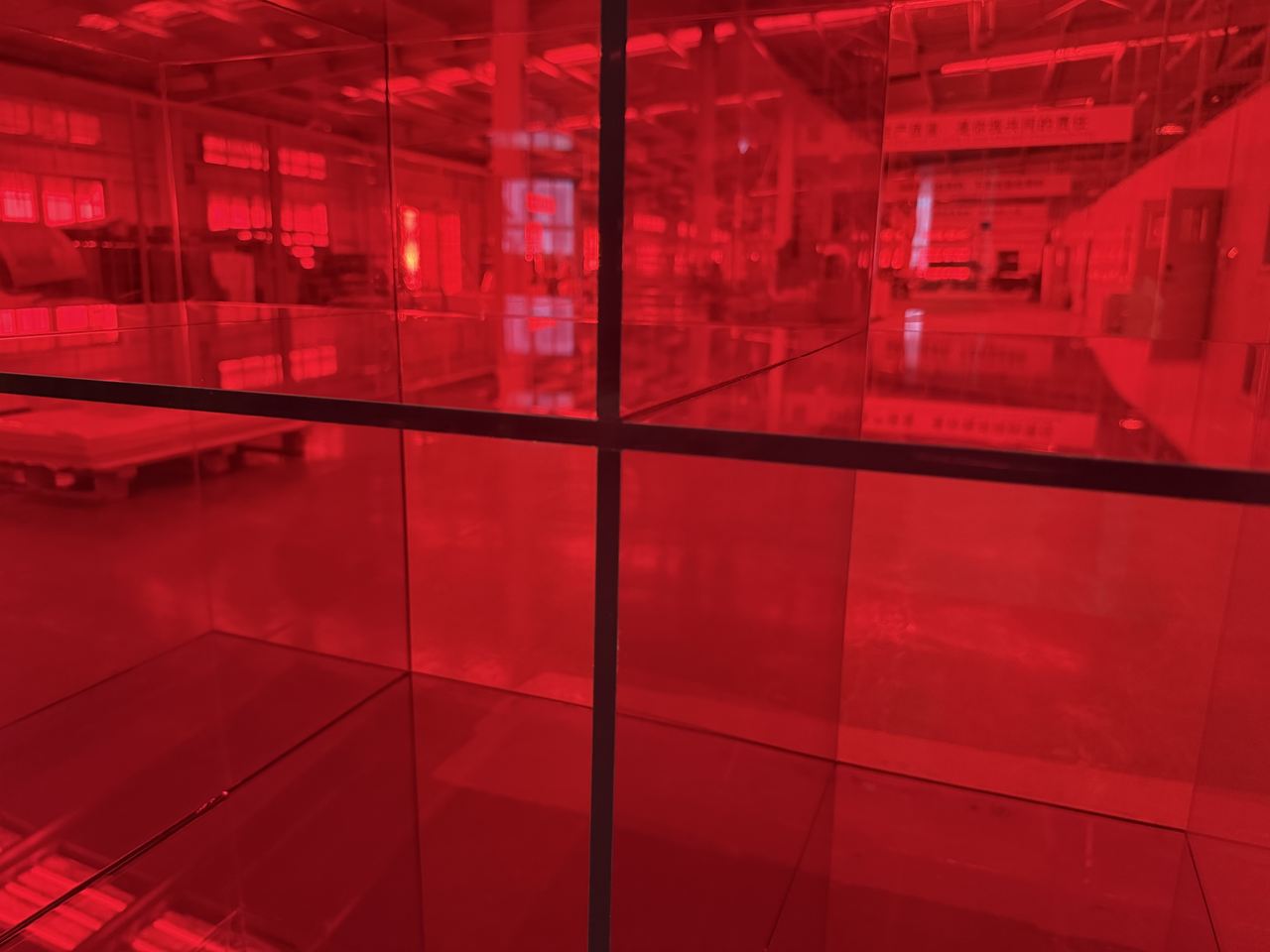 亚克力红色多宝阁底部带有万向轮方便移动有机玻璃展示柜陈列柜 图片 4