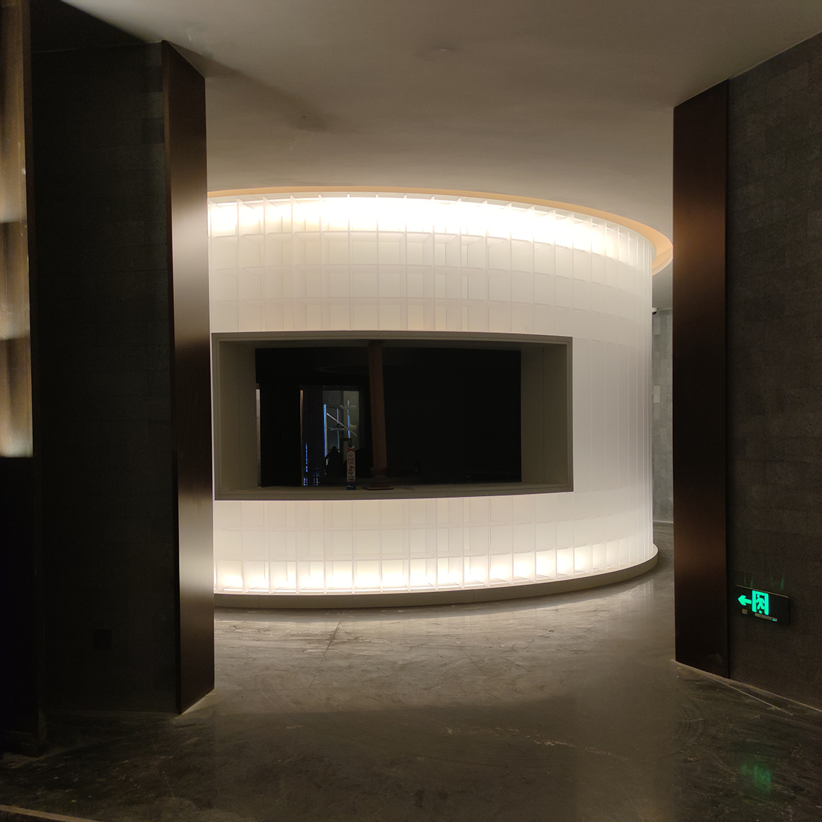 磨砂亚克力展柜酒店造景工程发光透明大型有机玻酒柜多宝阁 图片 1
